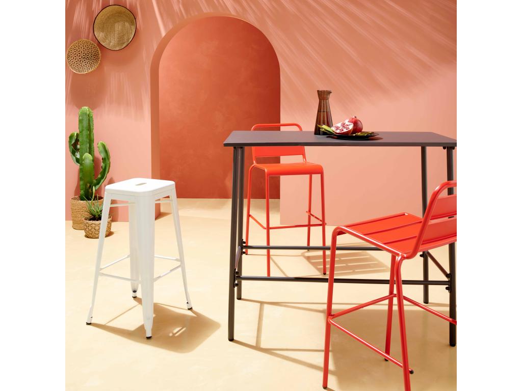 Chaise en métal rouge