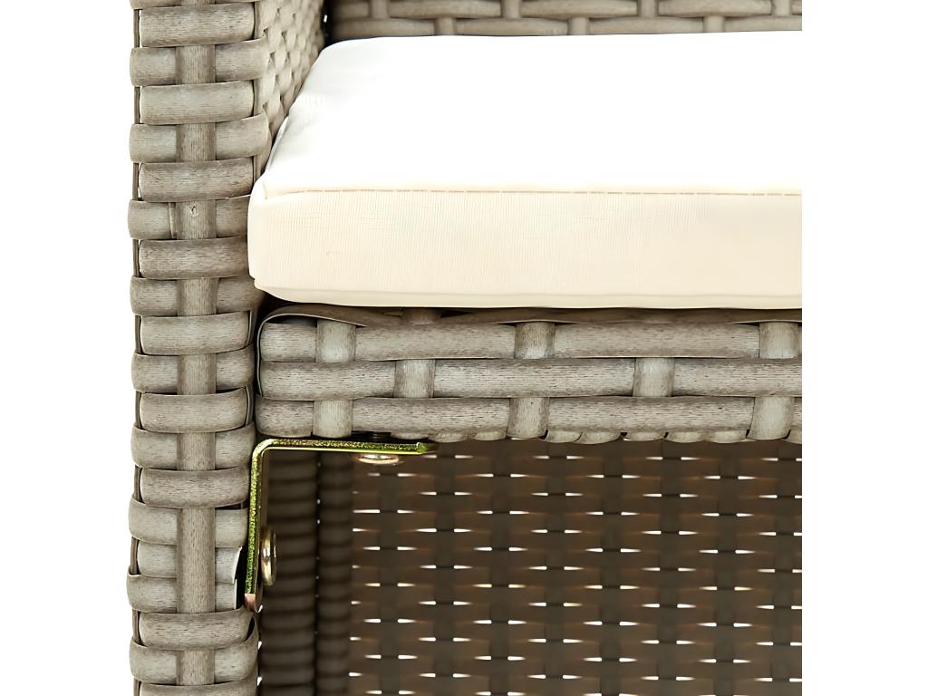 Canapé beige en résine tressée.